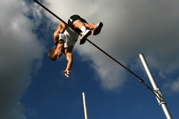 How should high jumper athletes structure their weekly training schedule?
